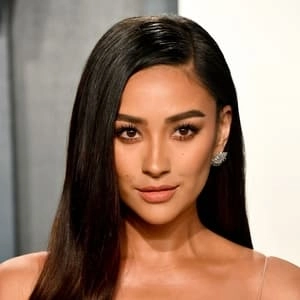 Assistir Shay Mitchell online grátis no Superfilmes